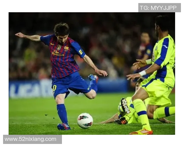 足球明星射门瞬间真实捕捉展现力量与技巧的完美结合